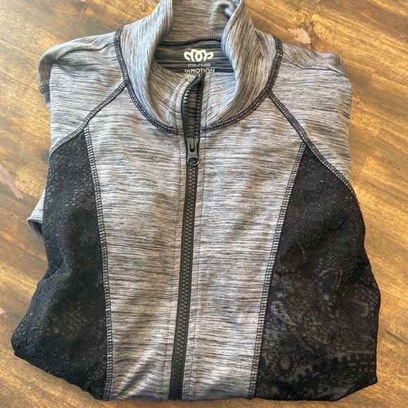 Maurices Activewear zip up jacket - Picture 14 of 14
